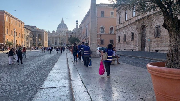 Die Gruppe verteilt Essen rund um den Petersplatz