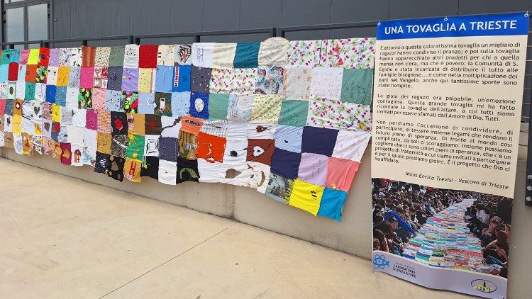 A "toalha da participação e da partilha" na Semana Social dos Católicos em Trieste, na Itália