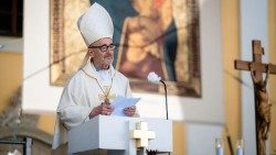 Velehrad, basilica dei santi Cirillo e Metodio: il saluto del cardinale Michael Czerny al termiend della Messa del Pellegrinaggio nazionale della Repubblica Ceca
