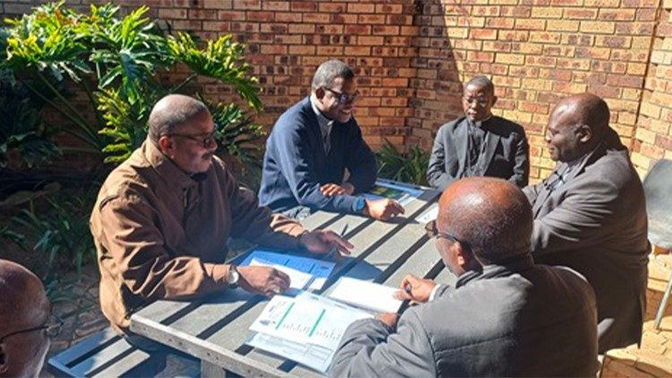 Bispos recém-ordenados da CEAST durante o seminário, em Pretória (África do Sul)