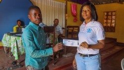 Rosária da Conceição Elias, da Universidade Católica de Moçambique (UCM), e o programa de apoio às crianças em Nhamatanda