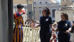 Le due ragazze nell'organico della manutenzione della Basilica di San Pietro