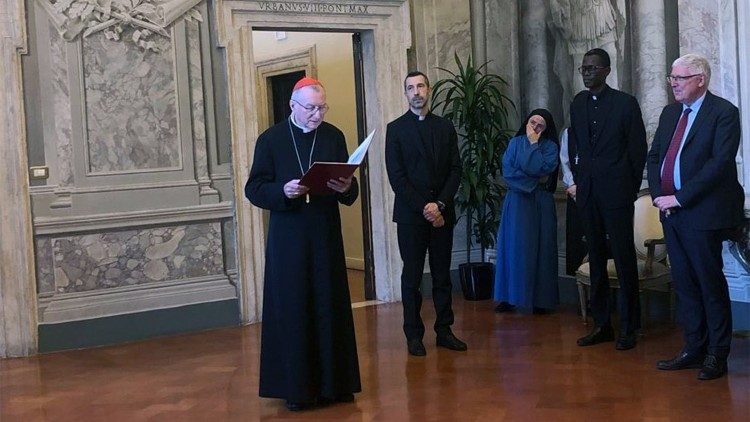 Cardinal Parolin announces the news of Bishop-elect Serrano's appointment in the Secretariat of State (photo @TerzaLoggia - X).