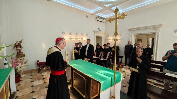 Il cardinale Parolin nella cappella della Curia dell'arcidiocesi latina di Lviv