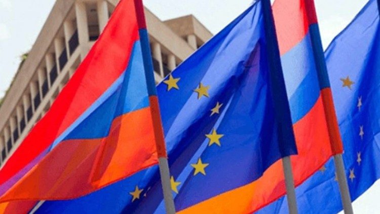 Die EU-Flagge inmitten anderer Flaggen