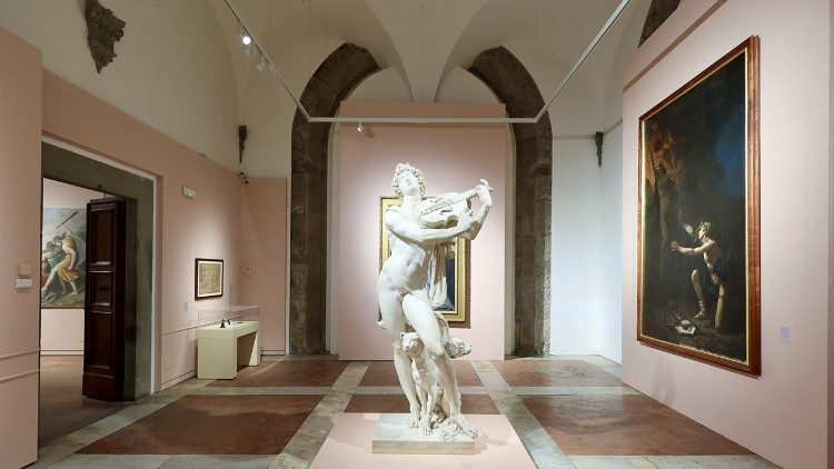 Una sala della mostra fiorentina. Al centro la scultura di Pierre de Francheville o Franqueville, Orfeo, 1598, dal Mus&eacute;e du Louvre, Paris