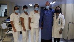 Visita del obispo auxiliar de México al hospital General La Villa. (@Arquidiócesis Primada de México)