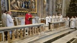 Ks. Krzysztof Górski przewodniczący Mszy św. przy grobie św. Jana Pawła II