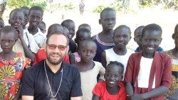 Mgr Christian Carlassare et des enfants au Soudan du Sud.