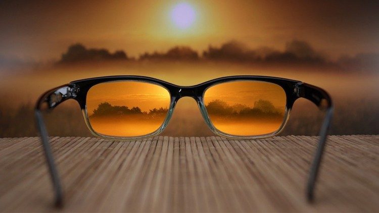 2024.070.25 occhiali, riflesso, tramonto 