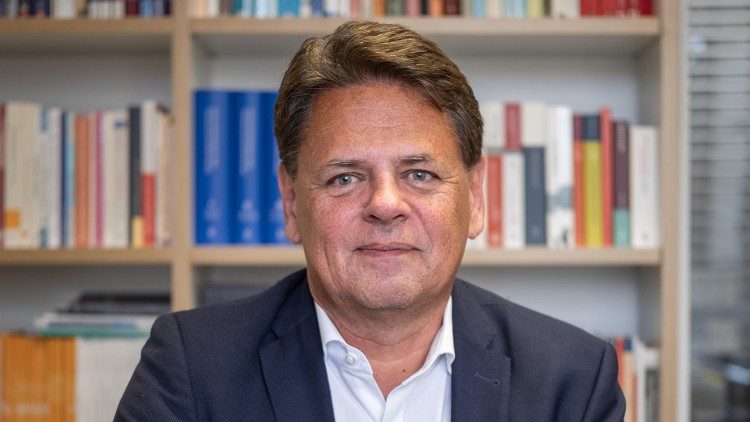 Seit 2009 leitet Adrian Vater das Institut für Politikwissenschaft der Universität Bern. Sein Schwerpunkt liegt in der Forschung zur direkten Demokratie, zum Schweizer Föderalismus und in der empirischen Demokratieforschung