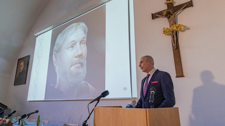 Apresentação do rosto de Santo Adalberto em Praga