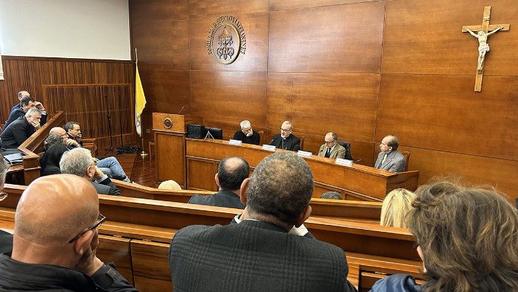 Il cardinale Pizzaballa nell'Aula Paolo VI dell'università lateranense per la sua lectio sulla pace