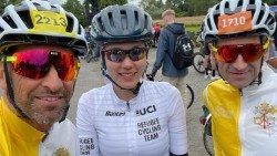 La ciclista Masomah Ali Zada (al centro) tra due colleghi di Athletica Vaticana