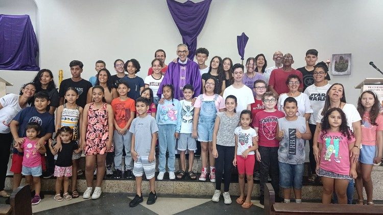 Padre Lício com crianças e adolescentes