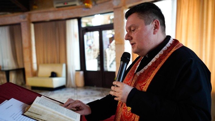 Padre Roman Mykievych, sacerdote greco-católico ucraniano, durante celebração de funeral