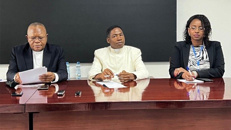 P. Rafael Simbino (no centro) 