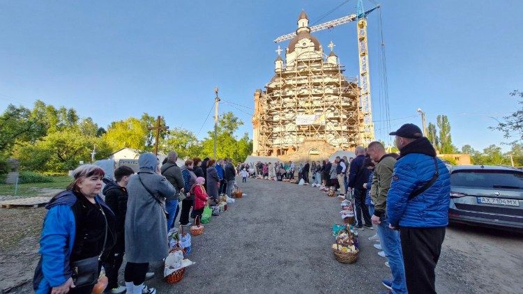 Fedeli partecipano alla solennità di Pasqua a Kharkiv