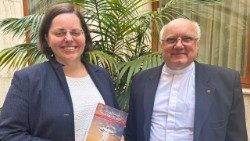 Irmina Nockiewicz oraz Ks. Andrzej Halemba z książką "Nasza droga do Boga", fot. ks. Paweł Rytel-Andrianik