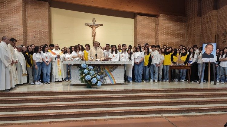 Monsignor Giuseppe Satriano insieme ai giovani di Mola di Bari