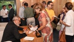 A noite de autógrafos do livro no Brasil no final de abril
