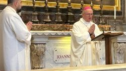 Metropolita warmiński abp Józef Górzyński podczas Mszy św. przy grobie św. Jana Pawła II