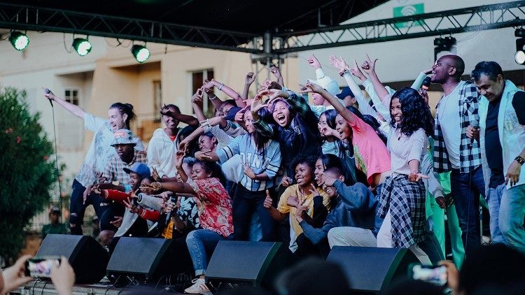 Gen Rosso e giovani insieme sul palco 