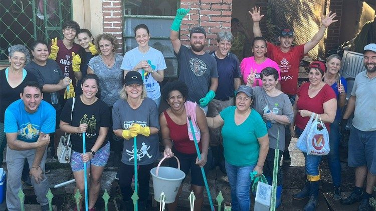 Mutirão de limpeza envolve paroquianos e sacerdote