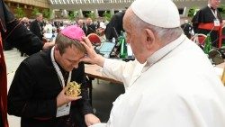 Papież Franciszek błogosławi korony dla figury Matki Bożej w Fastowie trzymane przez bp. Aleksandra Jazłowieckiego