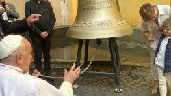 El Papa bendice la campana «La voz de los no nacidos», que será llevada a Kazajistán