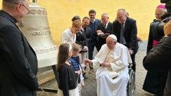 Papst trifft auf Kinder und segnet die Glocke