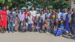 Dom Claudio Dalla Zuanna com membros da Comunicação Social