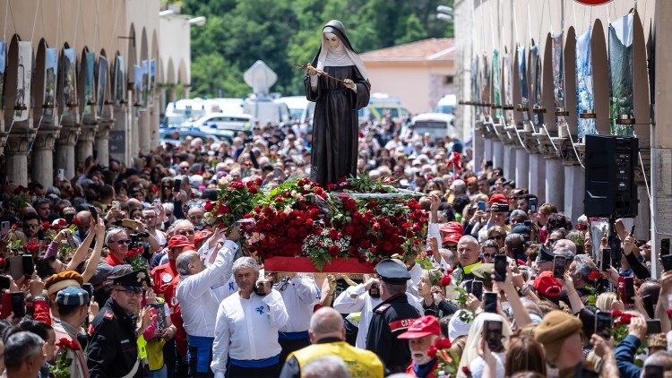 Il viale della basilica di Santa Rita a Cascia in una foto d'archivio