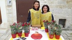 Due volontarie in un banchetto di Rose di Santa Rita (foto d'archivio)