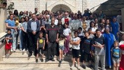 Кардинал Пицабала с християните в Ивицата Газа