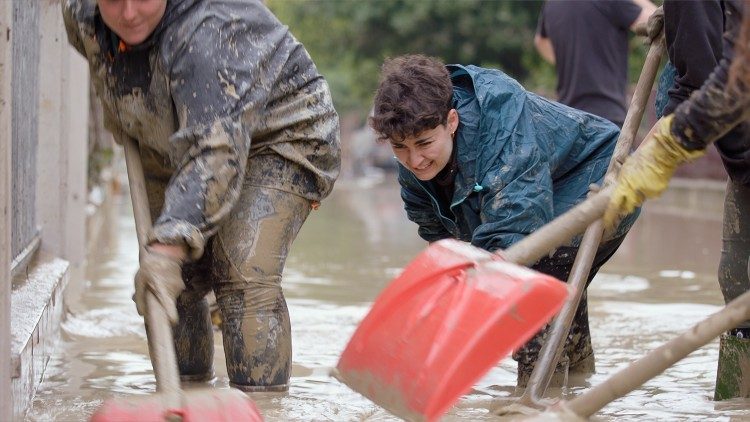 Volontari a lavoro nelle strade