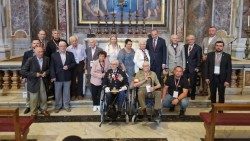 Weterani bitwy o Monte Cassino przy grobie św. Jana Pawła II (zdjęcie Ambasada Polska przy Stolicy Apostolskiej)