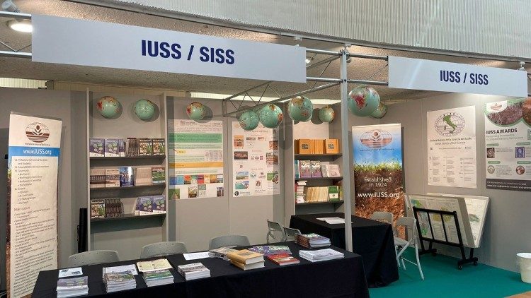 Stands en la conferencia sobre los cien años de estudios de la ciencia del suelo.