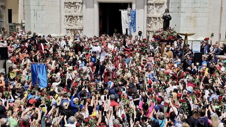 A bênção das rosas em frente à basílica de Santa Rita em Cássia