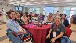 A  Irmã Carla Frey (primeira à esquerda) na Assembleia da Thalita Kum