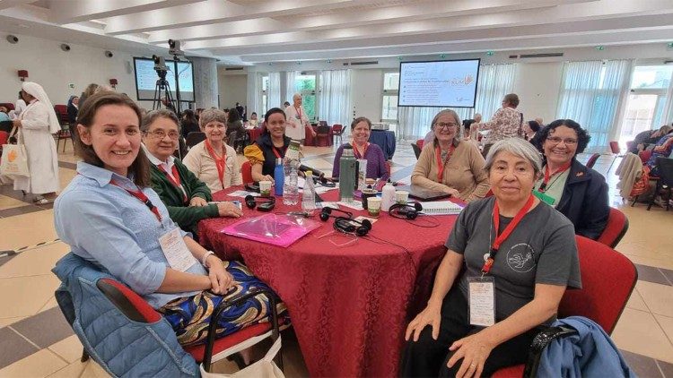 A  Irmã Carla Frey (primeira à esquerda) na Assembleia da Thalita Kum