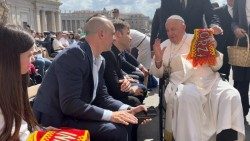 Papież otrzymał prezent od delegacji z Białegostoku - szalik Jagielloni (ks. Sebastian Kondzior)