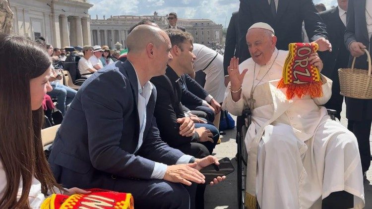 Papież otrzymał prezent od delegacji z Białegostoku - szalik Jagielloni (ks. Sebastian Kondzior)