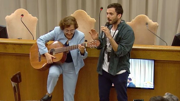 Die Botschafterin greift zur Gitarre