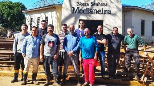 Mutirão de padres, bispo e leigos limpa Igreja de Eldorado do Sul–RS