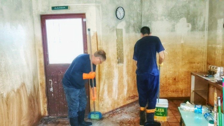 Dom Odair (à esquerda) durante a limpeza da casa paroquial 