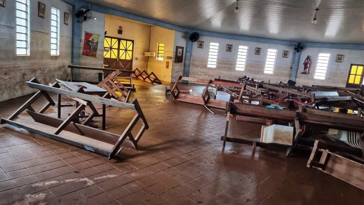 Situação da igreja antes da limpeza