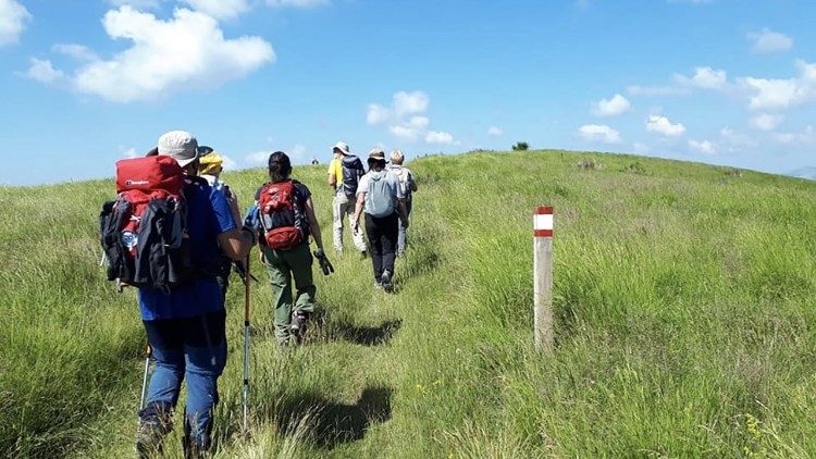 Un gruppo di camminatori di "Missione parchi"
