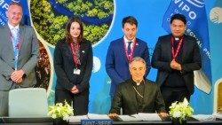 Dom Ettore Balestrero, em Genebra, na assinatura do Tratado sobre Propriedade Intelectual, Recursos Genéticos e o relativo Conhecimento Tradicional