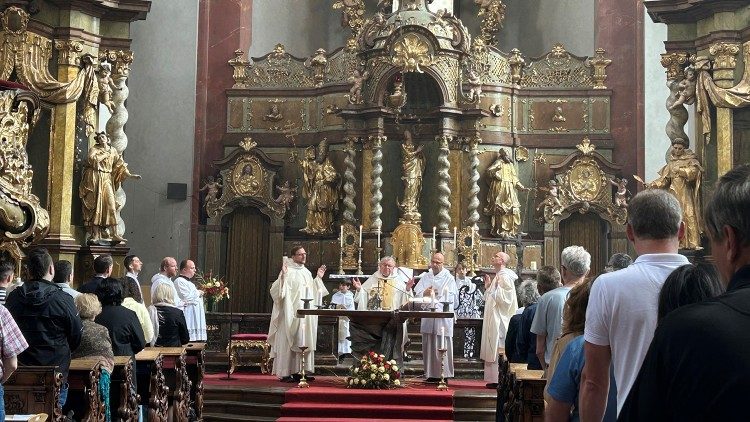 Kard. Duka odprawiający Mszę w polskiej parafii w Pradze, 26 maja 2024 r.